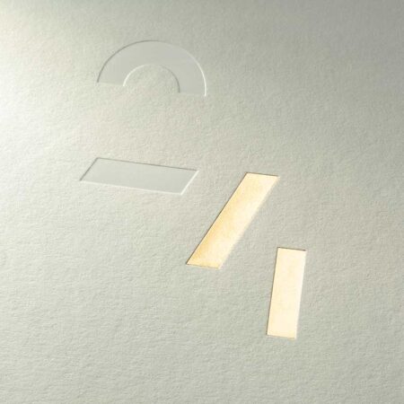 Cette photo présente un zoom de la carte de vœux de luxe La Laminée, de la collection Intaglio 2024, avec ses motifs gravés en Or et vernis incolore, sur une carte Bianco teinte dans la masse.