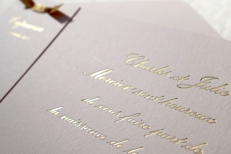 Faire-Part de Naissance Haute-couture avec la typographie Anglaise gravé en or sur papier biscuit imprimé par Intaglio
