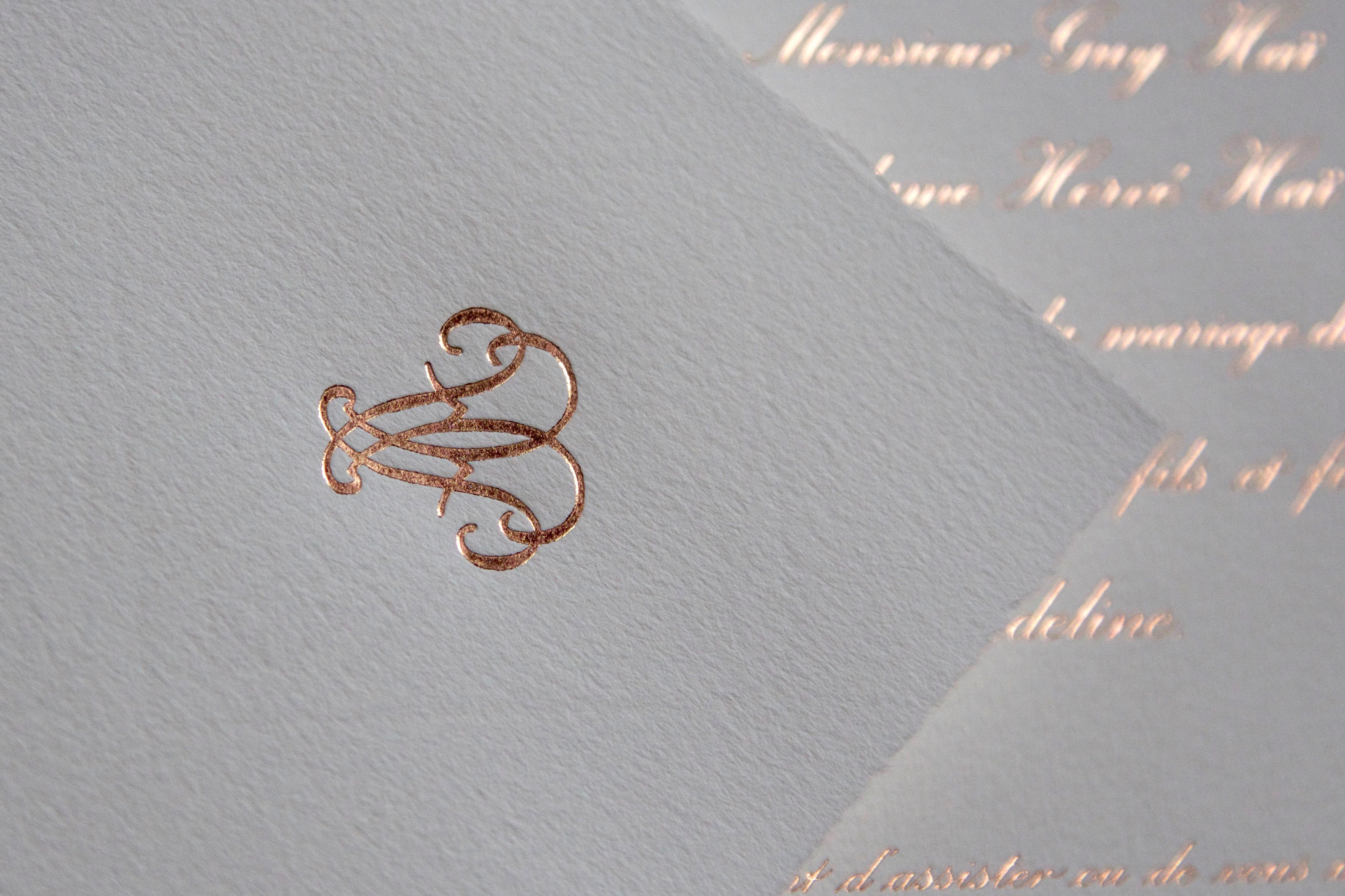 Monogramme en gravure or rose sur billet de mariage traditionnel vélin d'arches par l'imprimerie Intaglio