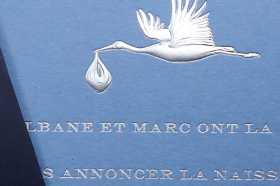 Faire-part de naissance collection Médaillon Cigogne en dorure argent sur carte de couleur Azur par Intaglio-Paris