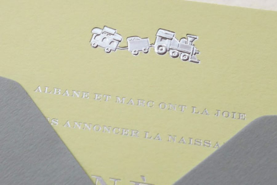 Faire-part de naissance collection Médaillon Train en dorure argent sur carte de couleur Citron par Intaglio-Paris