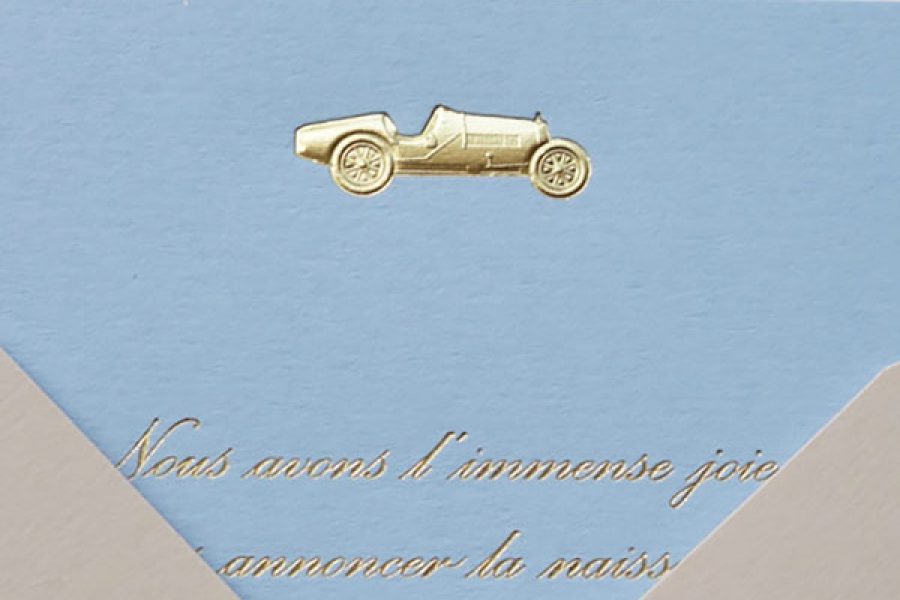 Faire-part de naissance collection Médaillon Voiture en dorure or sur carte de couleur Azur par Intaglio-Paris